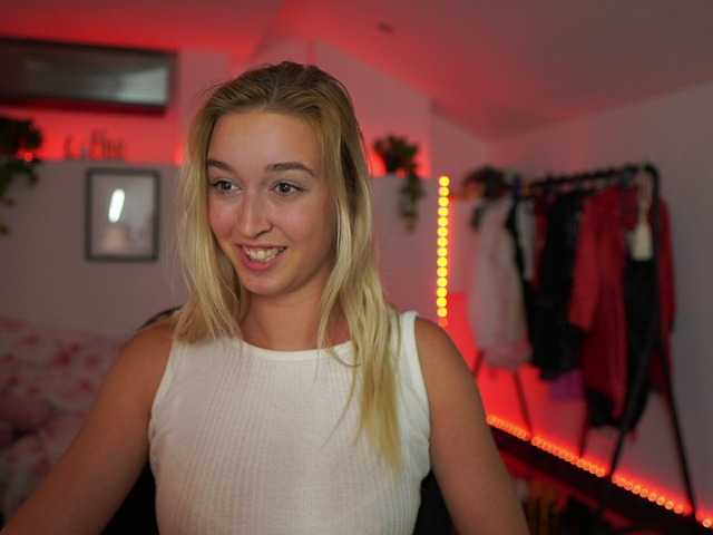 Фотографії AlexisTexas18 Hi! I am Alexis 19 yrs old teen, with perfect ass, nice tits and very hot sexy dance moves! Lets have fun with me! Water on my white T-shirt at goal!