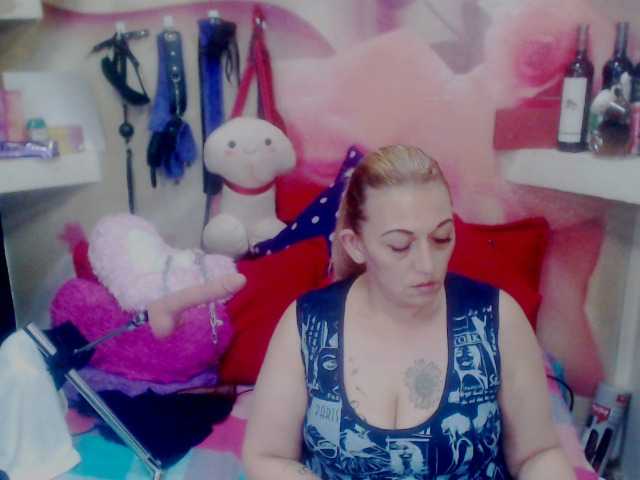 Фотографії annysalazar I want to premiere my new toy come help me achieve my goal 100 tokens