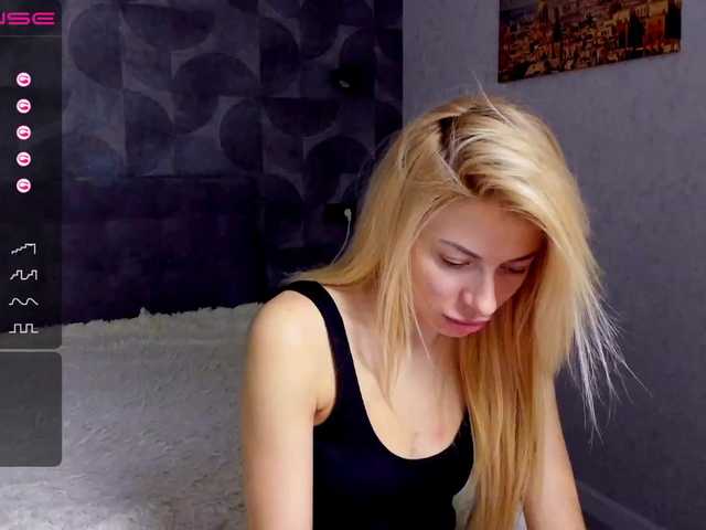 Фотографії cuteblond122 Hi. I'm new here and I need fun and your attention and coins) I'm here for you)