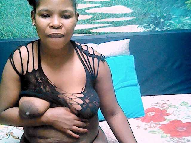 Фотографії ebonygold92 hlw everyone lets have funs guys mess my room with tokens thank u....