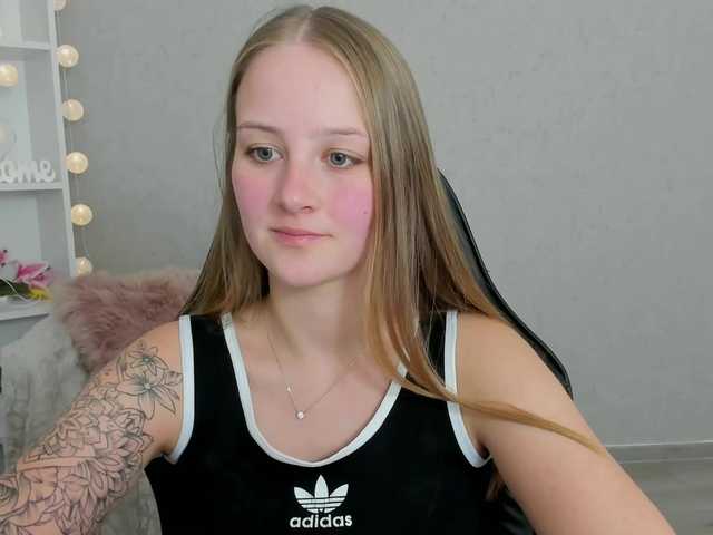 Фотографії ElsaJean18 welcome here guys in my room lets have fun more #teen #lovense #18 #dildo #squirt