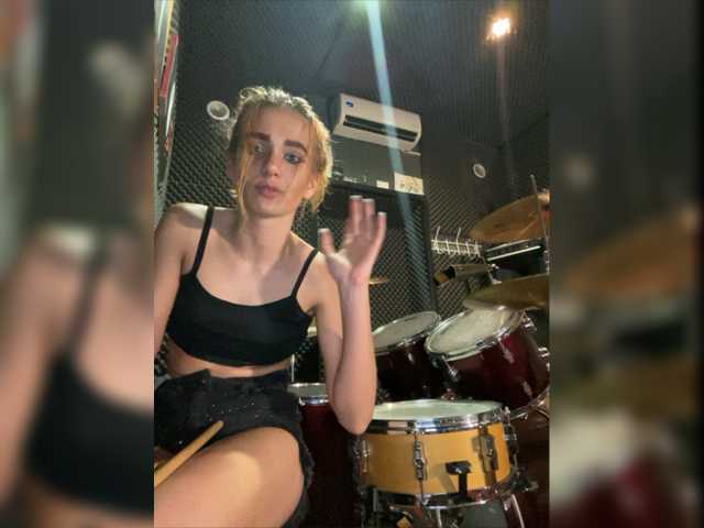 Фотографії EmmylieMorris I'm in music studio today*-* And I'm really sorry if its lagging a bit...Pleqase tip 5 tk^-^ Write in FREE CHAT^-^I really love 5 tk UH(Ultra High) vibration *_*