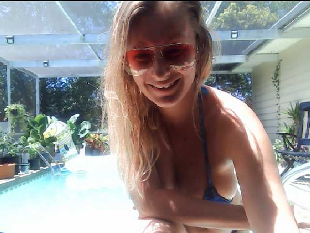 Фотографії GamerQueen HAI Lush on Lets play @Goal Topless dance and Jump in pool 1960