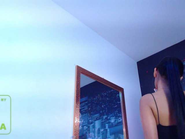 Фотографії hailyscot hello welcome to my living room #IamColombian #21years #brunette #longhair #naturalbody #single #height1.58 my god # blackeyes #smalltits