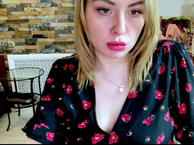 Скріншоти передачі HollyDoll
