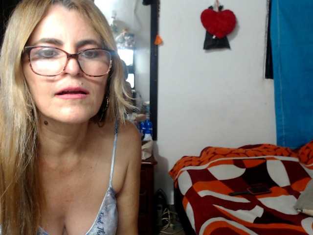 Фотографії JuanitaWouti Hello, how are you today, I'm very hot and I want to please you if you want to see me naked 40 tokes my tits 25 tokes my open pussy 50 tokes and finger masturbation or toy 70 tokes you want to see my ass and fuck it 70 tokes see camera 10 tokes show