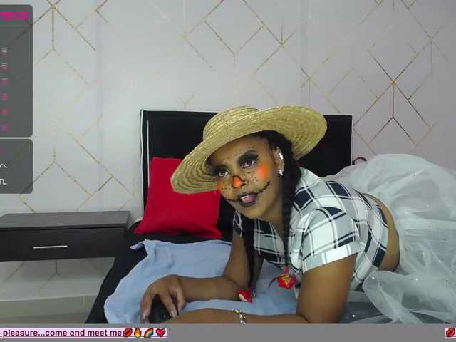 Фотографії KiraMonroe Trick or treat should I say blowjob and trick? come into my living room for a very special Halloween! The candy will surprise you. #Ebony #sex # horny #youngirl #sex #wet