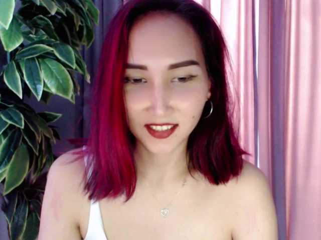 Фотографії LauriFlo Your new housemaid is getting wild on cam! Calm her down with your tips! #asian #c2c #twerk #slut #bigass