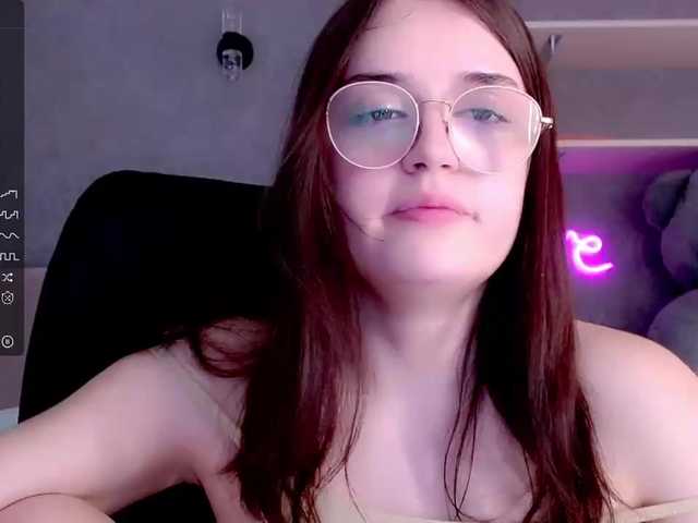 Фотографії MelodyGreen the day is still boring without your attention and presence (づ￣ 3￣)づ #teen #bigboobs #lovense #cum #young #natural