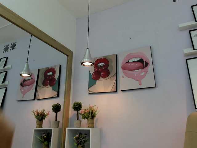 Скріншоти передачі MidnightDoll