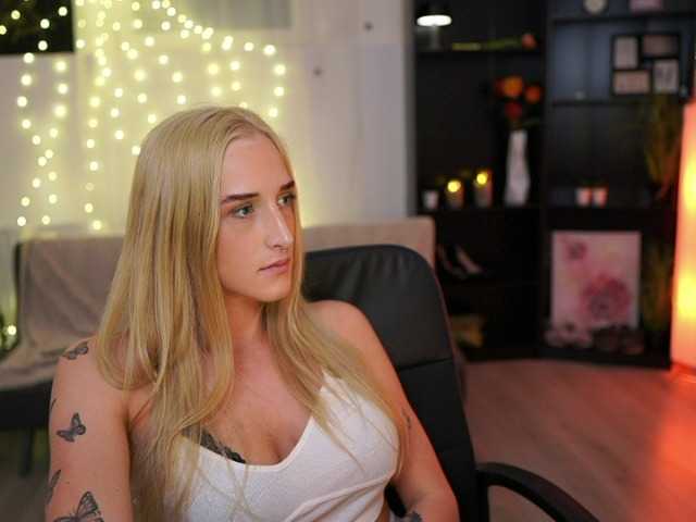 Фотографії NicoletteShea01 Still new here, come and taste my juicy titties :)