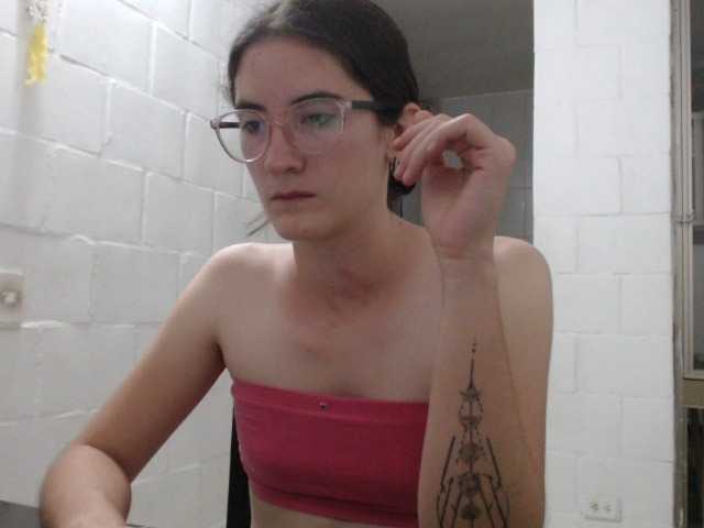 Фотографії SophiaHydes play and spit tits, naked all my little body for 10min #pettite #hot #18 #cumforme